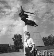 29.08.1968, Warszawa, Polska.
Chłopiec o imieniu Marek na tle Pomnika Bohaterów Warszawy 1939 - 1945.
Fot. Jarosław Tarań, zbiory Ośrodka KARTA