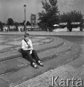 29.08.1968, Warszawa, Polska.
Chłopiec o imieniu Marek siedzi na schodach  pod Kolumną Zygmunta, w tle ruiny Zamku Królewskiego.
Fot. Jarosław Tarań, zbiory Ośrodka KARTA