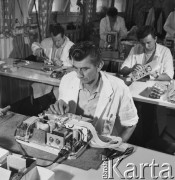 28.08.1968, Warszawa, Polska.
Pracownicy Warszawskiej Fabryki Sprzętu Medycznego podczas pracy - montaż sprzętu.
Fot. Jarosław Tarań, zbiory Ośrodka KARTA