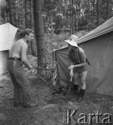 2.08.1968, Rońsko, woj. lubelskie, Polska.
Hufiec Wola podczas obozu Związku Harcerstwa Polskiego - zbieranie chrustu.
Fot. Jarosław Tarań, zbiory Ośrodka KARTA