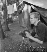 2.08.1968, Rońsko, woj. lubelskie, Polska.
Hufiec Wola podczas obozu Związku Harcerstwa Polskiego - fotograf z aparatem.
Fot. Jarosław Tarań, zbiory Ośrodka KARTA
