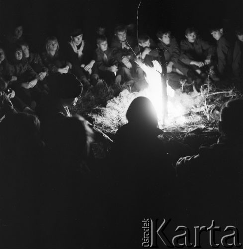 2.08.1968, Rońsko, Polska.
Hufiec Wola podczas obozu Związku Harcerstwa Polskiego - harcerze przy ognisku. 
Fot. Jarosław Tarań, zbiory Ośrodka KARTA