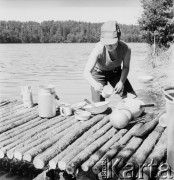 2.08.1968, Rońsko, Polska.
Hufiec Wola podczas obozu Związku Harcerstwa Polskiego - mycie metalowych naczyń. 
Fot. Jarosław Tarań, zbiory Ośrodka KARTA