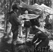 2.08.1968, Rońsko, woj. lubelskie, Polska.
Hufiec Wola podczas obozu Związku Harcerstwa Polskiego - harcerze wykonują kukły.
Fot. Jarosław Tarań, zbiory Ośrodka KARTA