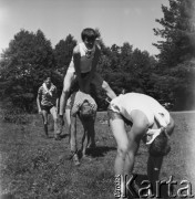 2.08.1968, Rońsko, woj. lubelskie, Polska.
Hufiec Wola podczas obozu Związku Harcerstwa Polskiego - ćwiczenia gimnastyczne.
Fot. Jarosław Tarań, zbiory Ośrodka KARTA