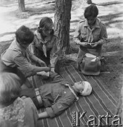 2.08.1968, Rońsko, woj. lubelskie, Polska.
Hufiec Wola podczas obozu Związku Harcerstwa Polskiego - zajęcia z udzielania pierwszej pomocy; harcerki opatrują rękę chłopca.
Fot. Jarosław Tarań, zbiory Ośrodka KARTA
