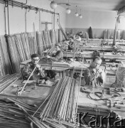 6.03.1968, Polska.
Wytwórnia sprzętu wędkarskiego - widok na halę produkcyjną, w której powstają wędki.
Fot. Jarosław Tarań, zbiory Ośrodka KARTA