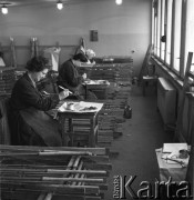 6.03.1968, Polska.
Wytwórnia sprzętu wędkarskiego - pracownice malujące wędki.
Fot. Jarosław Tarań, zbiory Ośrodka KARTA
