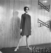 28.02.1968, Warszawa, Polska.
Pokaz mody - modelka w sukience przed kolana z dużymi guzikami.
Fot. Jarosław Tarań, zbiory Ośrodka KARTA