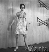 28.02.1968, Warszawa, Polska.
Pokaz mody - modelka w letniej sukience z materiału w motywy kwiatowe.
Fot. Jarosław Tarań, zbiory Ośrodka KARTA