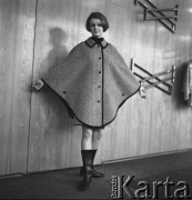 28.02.1968, Warszawa, Polska.
Pokaz mody - modelka w szarym płaszczu z czarną lamówką.
Fot. Jarosław Tarań, zbiory Ośrodka KARTA