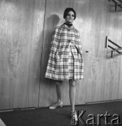 28.02.1968, Warszawa, Polska.
Pokaz mody - modelka w płaszczu w kratkę.
Fot. Jarosław Tarań, zbiory Ośrodka KARTA