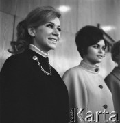 28.02.1968, Warszawa, Polska.
Pokaz mody - modelki w okryciach wierzchnich.
Fot. Jarosław Tarań, zbiory Ośrodka KARTA