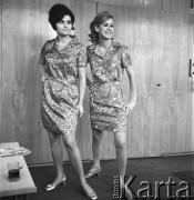 28.02.1968, Warszawa, Polska.
Pokaz mody - modelki w letnich, wzorzystych sukienkach. 
Fot. Jarosław Tarań, zbiory Ośrodka KARTA