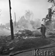 Październik 1968, Polska.
Mężczyźni oglądają pogorzelisko.
Fot. Jarosław Tarań, zbiory Ośrodka KARTA