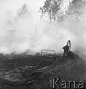 Październik 1968, Polska.
Widok na pogorzelisko domu - rama łóżka.
Fot. Jarosław Tarań, zbiory Ośrodka KARTA

