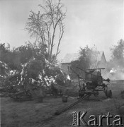 Październik 1968, Polska.
Widok na pogorzelisko domu.
Fot. Jarosław Tarań, zbiory Ośrodka KARTA