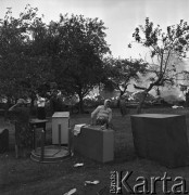 Październik 1968, Polska.
Mieszkańcy wsi wynoszą meble z płonącego domu. 
Fot. Jarosław Tarań, zbiory Ośrodka KARTA