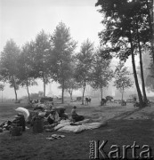 11.07.1968, Lubowidz, woj. mazowieckie, Polska.
Pogorzelcy i ocalałe z pożaru sprzęty gospodarstwa domowego.
Fot. Jarosław Tarań, zbiory Ośrodka KARTA