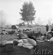 11.07.1968, Lubowidz, woj. mazowieckie, Polska.
Ocalałe z pożaru sprzęty gospodarstwa domowego.
Fot. Jarosław Tarań, zbiory Ośrodka KARTA