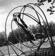 11.07.1968, Lubowidz, woj. mazowieckie, Polska.
Chłopiec na placu zabaw.
Fot. Jarosław Tarań, zbiory Ośrodka KARTA