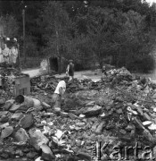 11.07.1968, Lubowidz, woj. mazowieckie, Polska. 
Poszukiwanie wśród gruzów zaginionych podczas pożaru przedmiotów. 
Fot. Jarosław Tarań, zbiory Ośrodka KARTA
