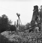 11.07.1968, Lubowidz, woj. mazowieckie, Polska.
Pogorzelisko - dwaj mężczyźni naprawiający linie wysokiego napięcia.
Fot. Jarosław Tarań, zbiory Ośrodka KARTA