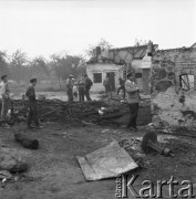 11.07.1968, Lubowidz, woj. mazowieckie, Polska.
Szacowanie zniszczeń spowodowanych przez pożar.
Fot. Jarosław Tarań, zbiory Ośrodka KARTA