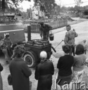 11.07.1968, Lubowidz, woj. mazowieckie, Polska.
Oczekiwanie na posiłek przygotowany w kuchni polowej.
Fot. Jarosław Tarań, zbiory Ośrodka KARTA
