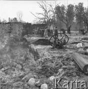 11.07.1968, Lubowidz, woj. mazowieckie, Polska.
Dogasający ogień, w tle ludzie oglądają skutki pożaru.
Fot. Jarosław Tarań, zbiory Ośrodka KARTA