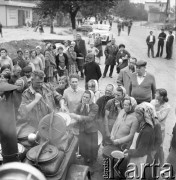 11.07.1968, Lubowidz, woj. mazowieckie, Polska.
Wydawanie posiłku dla pogorzelców.
Fot. Jarosław Tarań, zbiory Ośrodka KARTA