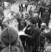 11.07.1968, Lubowidz, woj. mazowieckie, Polska.
Wydawanie posiłku dla pogorzelców. 
Fot. Jarosław Tarań, zbiory Ośrodka KARTA