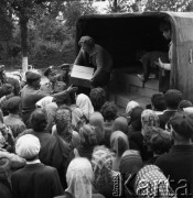 11.07.1968, Lubowidz, woj. mazowieckie, Polska.
Kobiety rozdające paczki pogorzelcom.
Fot. Jarosław Tarań, zbiory Ośrodka KARTA