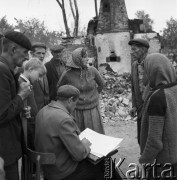 11.07.1968, Lubowidz, woj. mazowieckie, Polska.
Pożar w miejscowości Lubowidz - spis pogorzelców.
Fot. Jarosław Tarań, zbiory Ośrodka KARTA