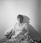 9.03.1968, Polska.
Portret Anny German - piosenkarki, aktorki oraz kompozytorki, zdjęcie wykonane w łóżku w pidżamie.
Fot. Jarosław Tarań, zbiory Ośrodka KARTA
