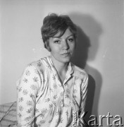 9.03.1968, Polska.
Portret Anny German - piosenkarki, aktorki oraz kompozytorki, zdjęcie wykonane w łóżku w pidżamie.
Fot. Jarosław Tarań, zbiory Ośrodka KARTA