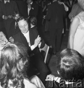 1.01.1968, Warszawa, Polska.
Bal WAG - Bogumił Kobiela, w tle tańczące pary.
Fot. Jarosław Tarań, zbiory Ośrodka KARTA