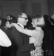 1.01.1968, Warszawa, Polska.
Bal WAG - Elżbieta Czyżewska podczas tańca.
Fot. Jarosław Tarań, zbiory Ośrodka KARTA