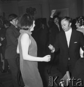 1.01.1968, Warszawa, Polska.
Bal WAG - Bogumił Kobiela podczas tańca.
Fot. Jarosław Tarań, zbiory Ośrodka KARTA