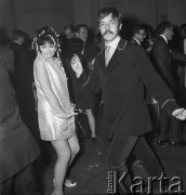 1.01.1968, Warszawa, Polska.
Bal WAG - tańczące pary. 
Fot. Jarosław Tarań, zbiory Ośrodka KARTA