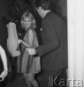 1.01.1968, Warszawa, Polska.
Bal WAG - Iga Cembrzyńska podczas tańca.
Fot. Jarosław Tarań, zbiory Ośrodka KARTA