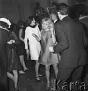 1.01.1968, Warszawa, Polska.
Bal WAG - Iga Cembrzyńska podczas tańca.
Fot. Jarosław Tarań, zbiory Ośrodka KARTA