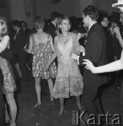 1.01.1968, Warszawa, Polska.
Bal WAG - Elżbieta Czyżewska podczas tańca.
Fot. Jarosław Tarań, zbiory Ośrodka KARTA