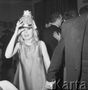 1.01.1968, Warszawa, Polska.
Bal WAG - Iga Cembrzyńska w oryginalnej czapce na głowie.
Fot. Jarosław Tarań, zbiory Ośrodka KARTA