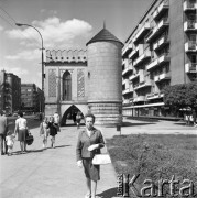 10.05.1968, Warszawa, Polska.
Karolina Beylin, pisarka oraz tłumaczka literatury angielskiej - spacer ulicą Puławską.
Fot. Jarosław Tarań, zbiory Ośrodka KARTA
