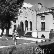 10.05.1968, Warszawa, Polska.
Karolina Beylin, pisarka oraz tłumaczka literatury angielskiej przed Pałacem Szustra.
Fot. Jarosław Tarań, zbiory Ośrodka KARTA