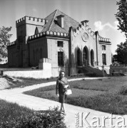 10.05.1968, Warszawa, Polska.
Karolina Beylin, pisarka oraz tłumaczka literatury angielskiej  przed Pałacem Szustra.
Fot. Jarosław Tarań, zbiory Ośrodka KARTA