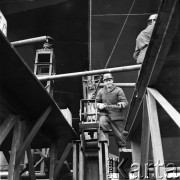 3.02.1968, Gdańsk, Polska.
Stocznia Gdańska, robotnicy podczas pracy.
Fot. Jarosław Tarań, zbiory Ośrodka KARTA

