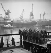 3.02.1968, Gdańsk, Polska.
Wodowanie trawlera przetwórczego wybudowanego dla ZSRR, uczestnicy uroczystości, w tle dźwigi portowe.
Fot. Jarosław Tarań, zbiory Ośrodka KARTA