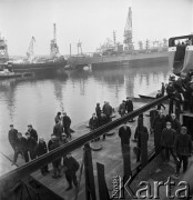 3.02.1968, Gdańsk, Polska.
Wodowanie trawlera przetwórczego wybudowanego dla ZSRR, uczestnicy uroczystości, w tle dźwigi portowe.
Fot. Jarosław Tarań, zbiory Ośrodka KARTA